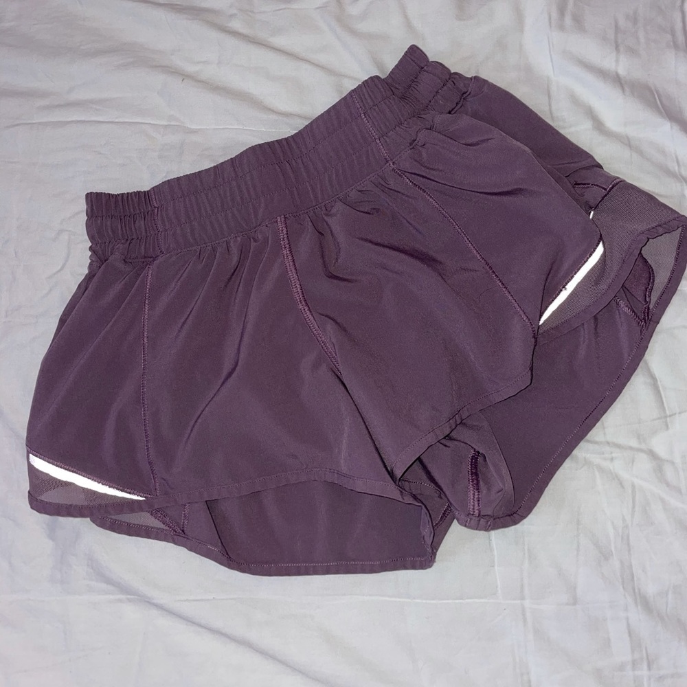 Lululemon hotty hot 2.5” shorts